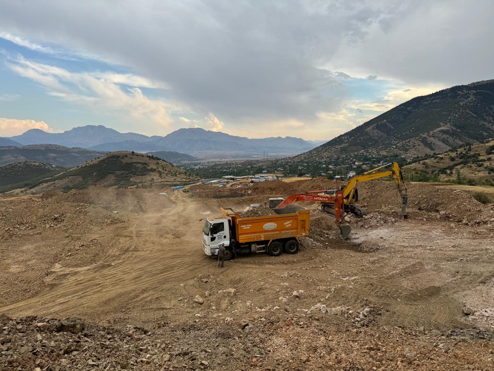 Göksun'da kiralık kepçe ile çalışma