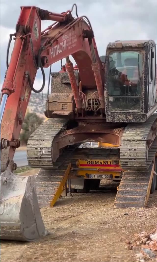 Göksun'da ekskavatör ile çalışma