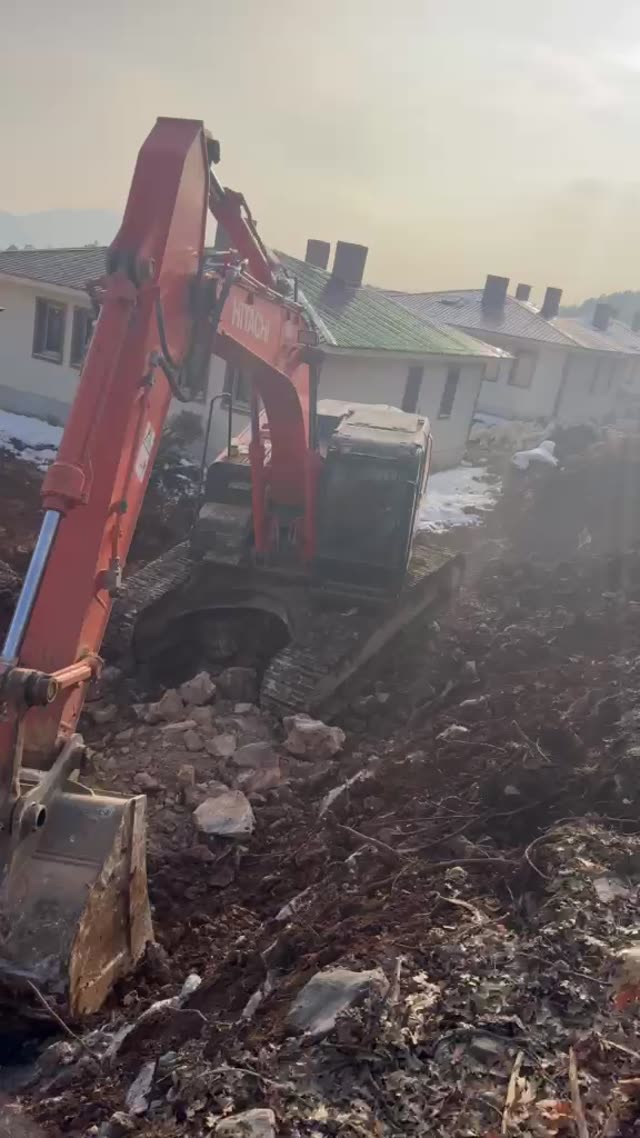 Göksun'da kaya kırıcı ile saha çalışması