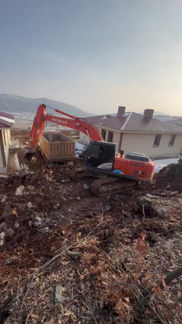 Göksun'da bina yıkım çalışması
