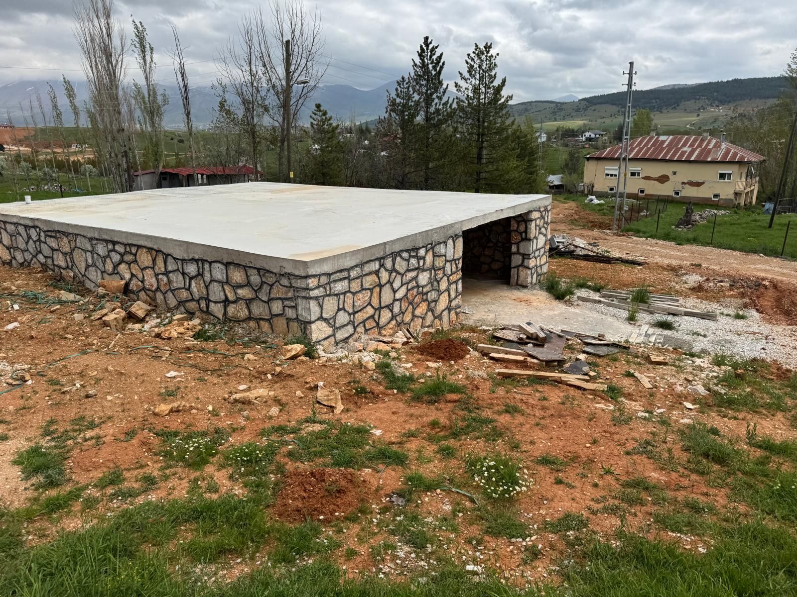 Taş duvarlı temel ve köy evi şantiyesi