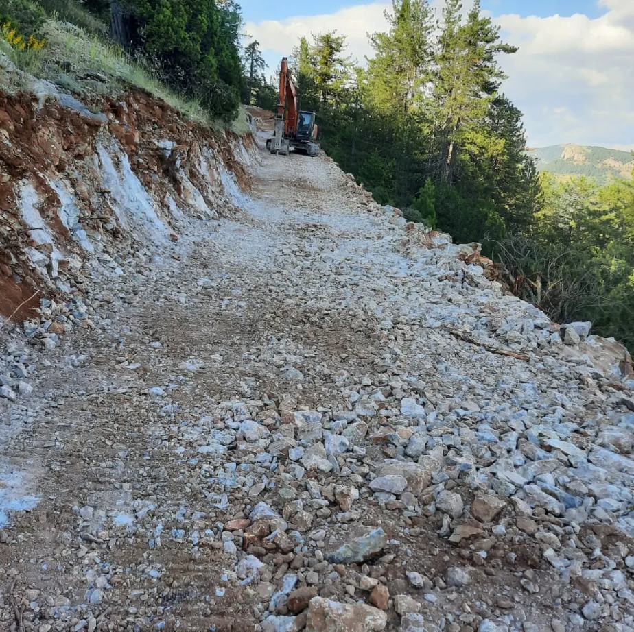 Göksun'un dağlık arazisinde yol açma çalışması