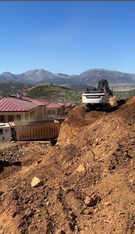 Göksun'da dağlık arazide çalışan Söyleroğlu Hafriyat ekskavatörü