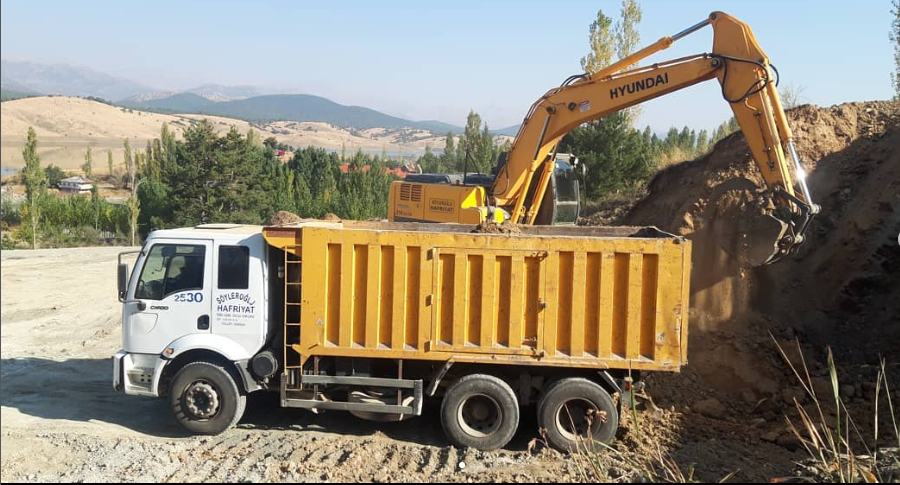 Göksun'da iş makinesi ile çalışma